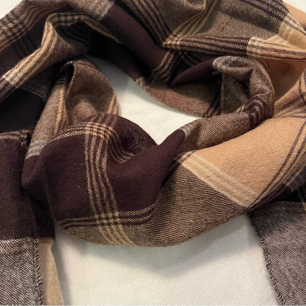 Liz Claiborne unisex 100% wool scarf.